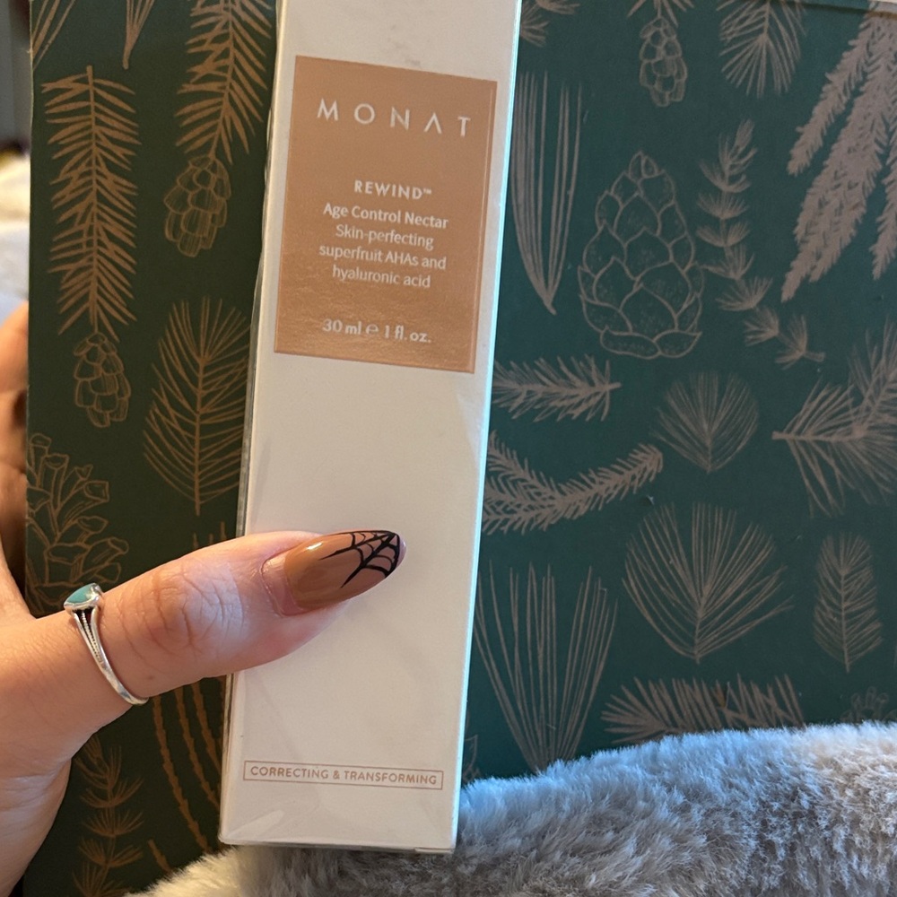 Monat Rewind Age Control Nectar Serum - White and Gold